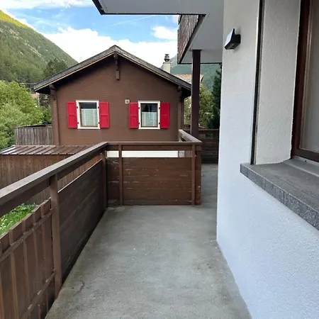 Family Base Near Fee With Mountain View 아파트